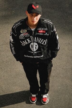 Trendy black Jack Daniel’s racing jacket with NASCAR-inspired details. Perfect for motorsports fans and streetwear fashion. Shop at ZERODAS.